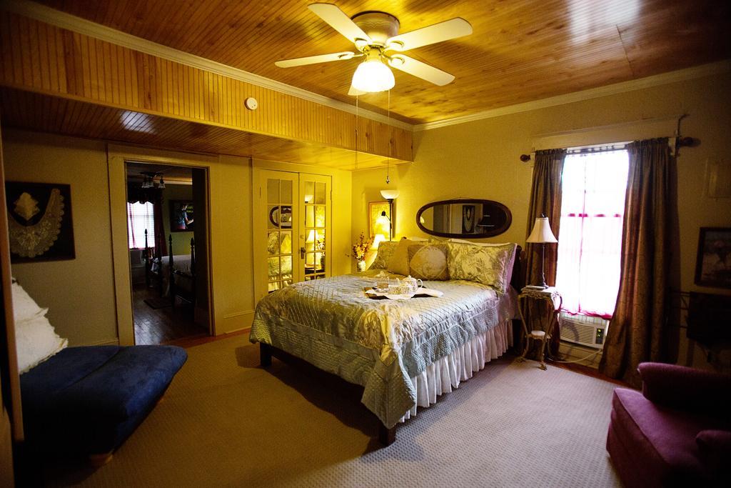 Bees B & B-V Mount Airy Room photo