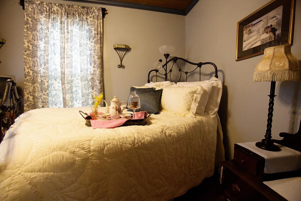 Bees B & B-V Mount Airy Room photo